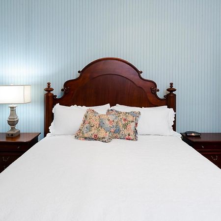 Captain Henderson House Hotel Arkadelphia Room photo