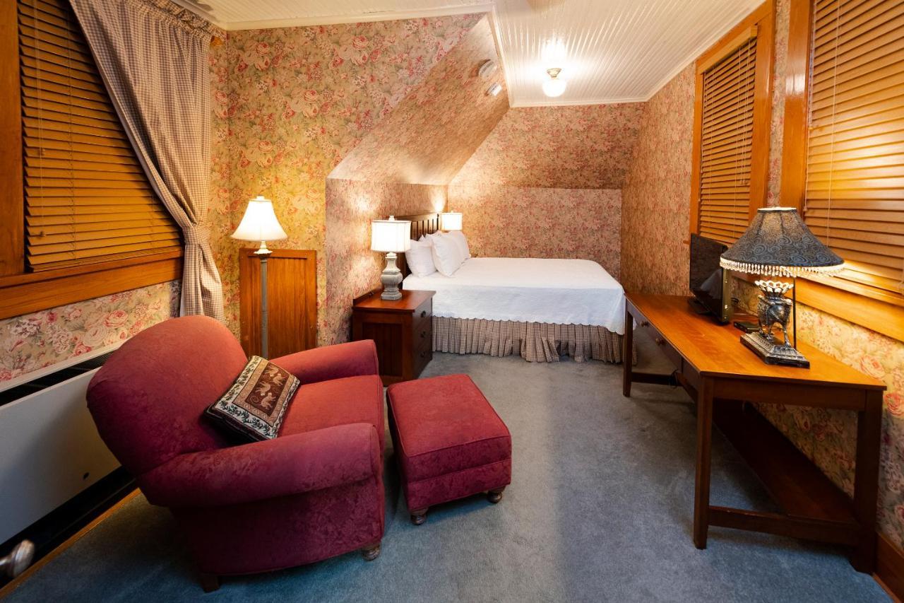 Captain Henderson House Hotel Arkadelphia Room photo