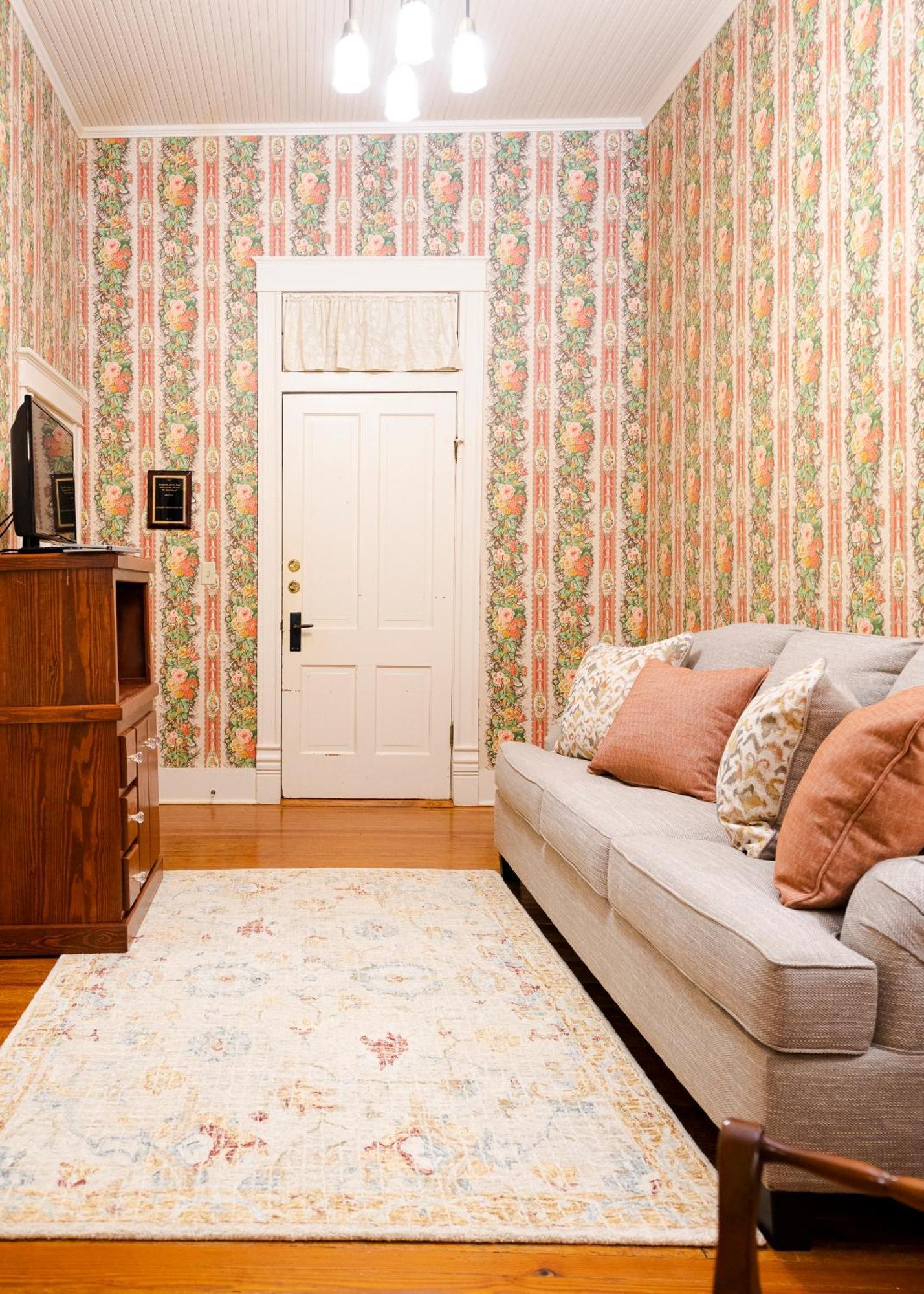 Captain Henderson House Hotel Arkadelphia Room photo