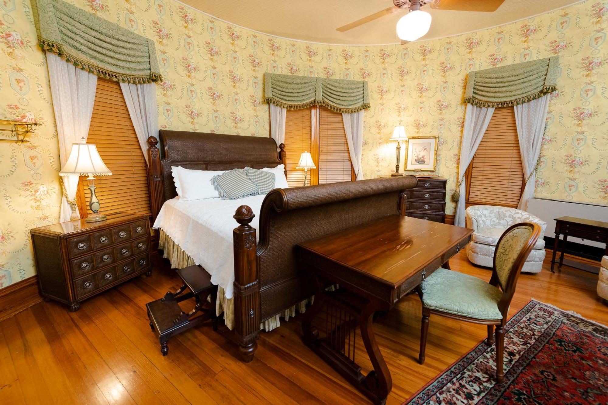 Captain Henderson House Hotel Arkadelphia Room photo