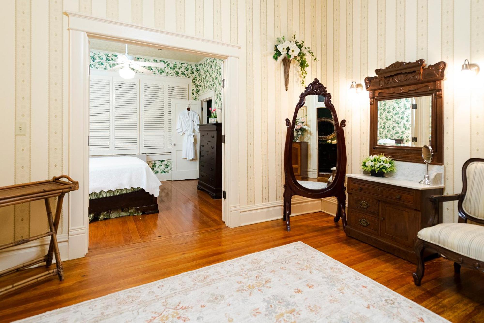 Captain Henderson House Hotel Arkadelphia Room photo