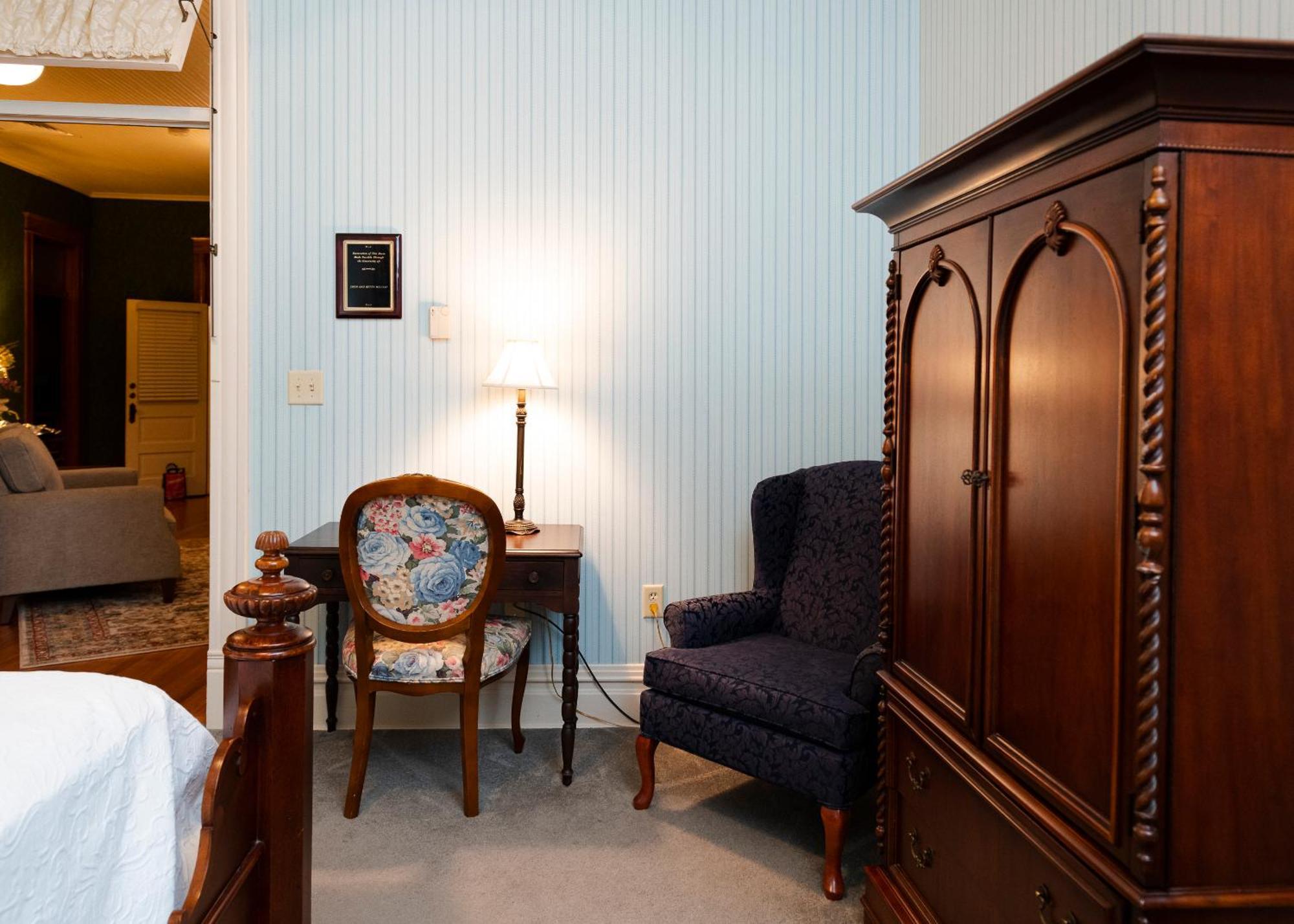 Captain Henderson House Hotel Arkadelphia Room photo