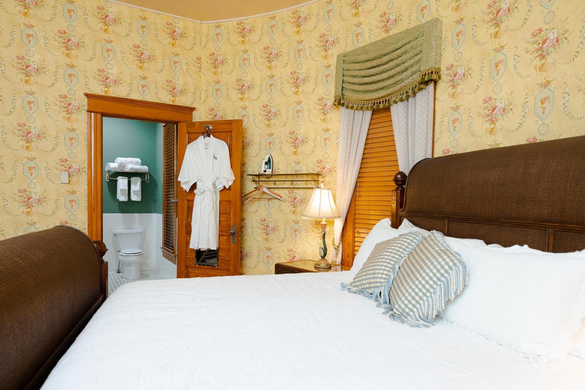 Captain Henderson House Hotel Arkadelphia Room photo