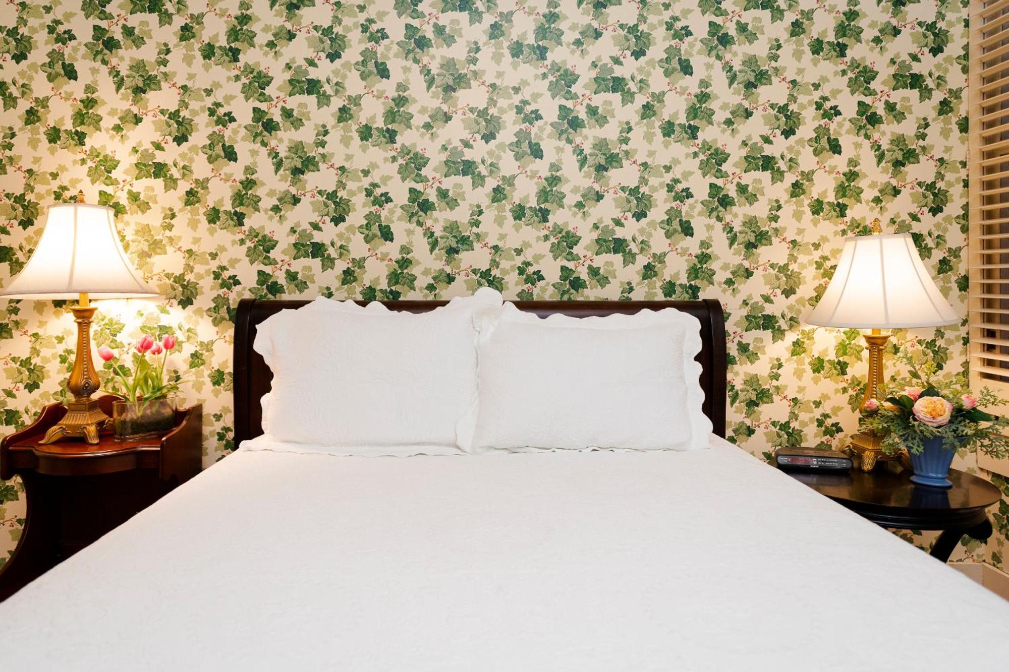 Captain Henderson House Hotel Arkadelphia Room photo