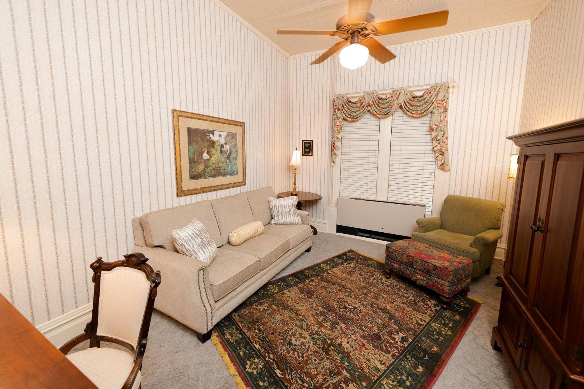 Captain Henderson House Hotel Arkadelphia Room photo
