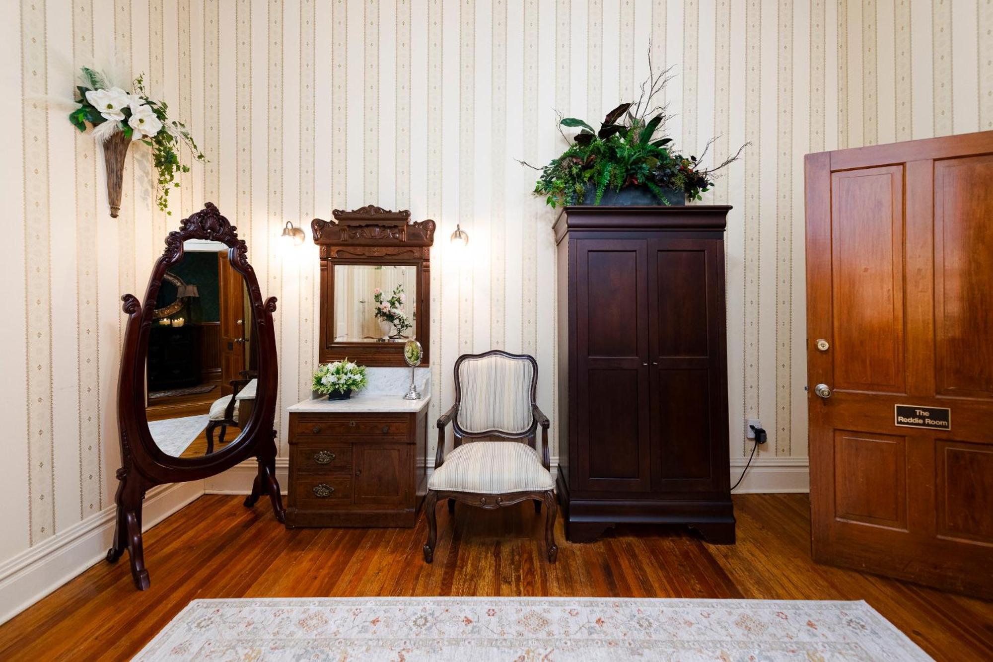 Captain Henderson House Hotel Arkadelphia Room photo