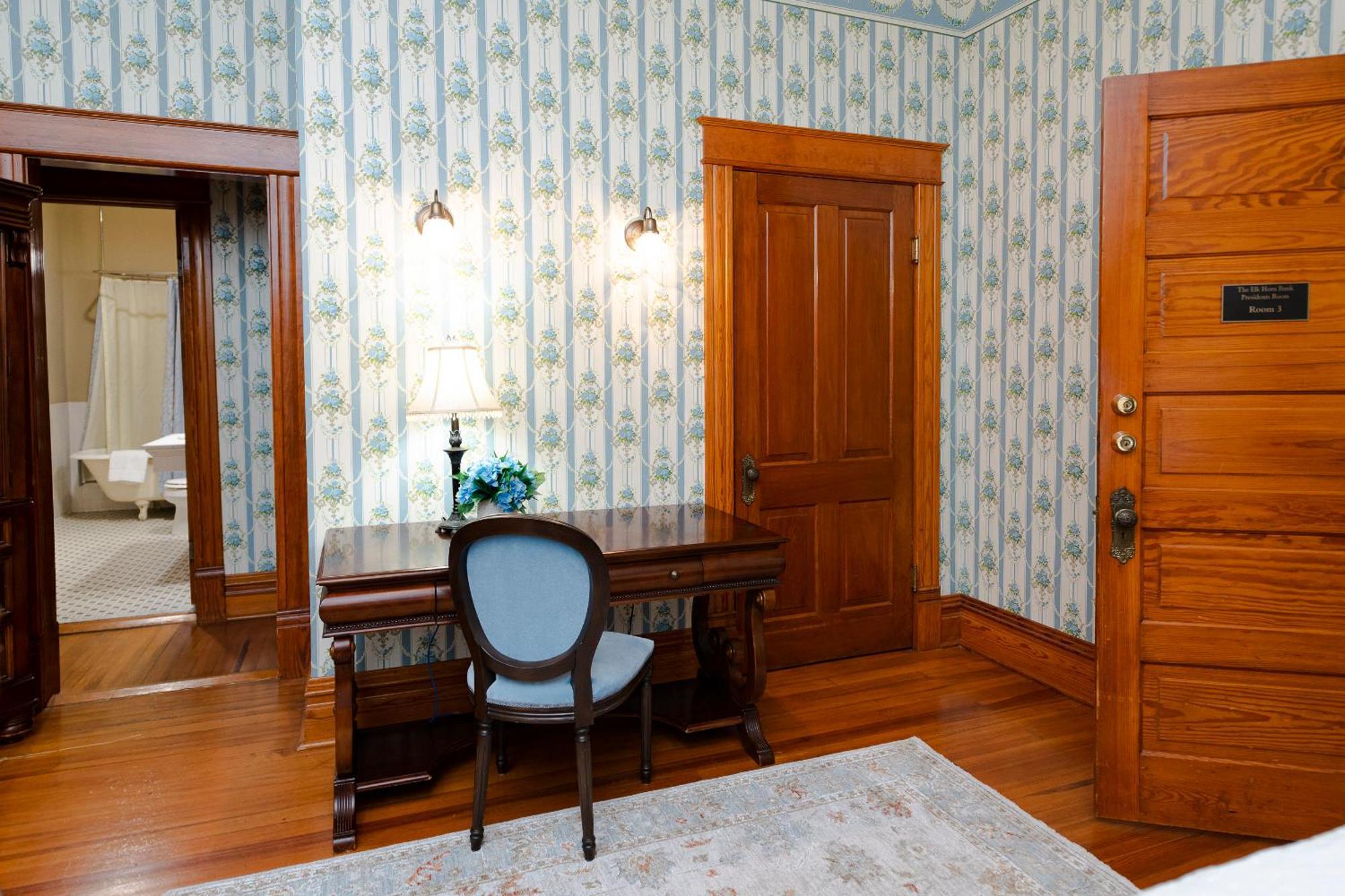 Captain Henderson House Hotel Arkadelphia Room photo