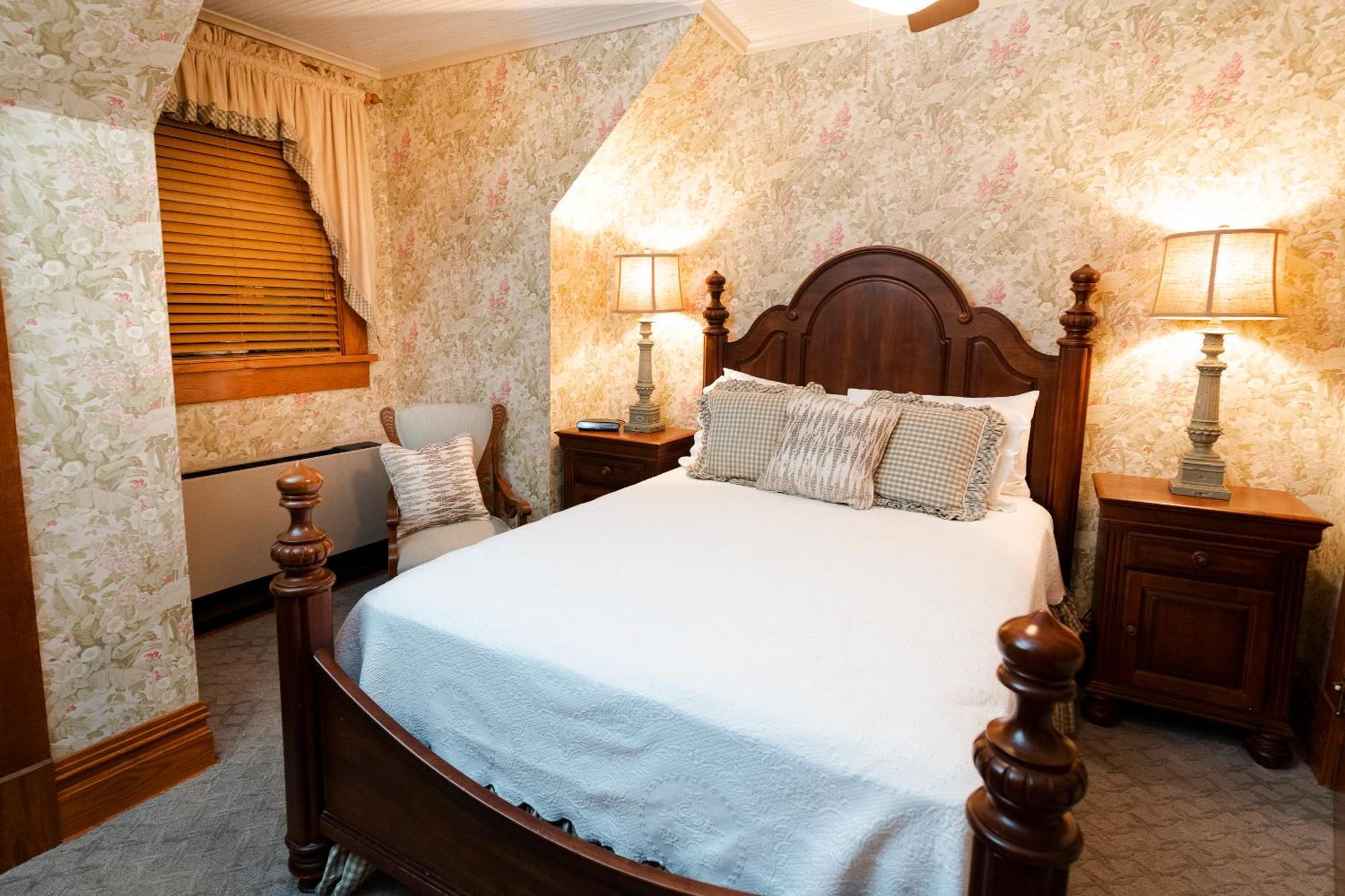 Captain Henderson House Hotel Arkadelphia Room photo