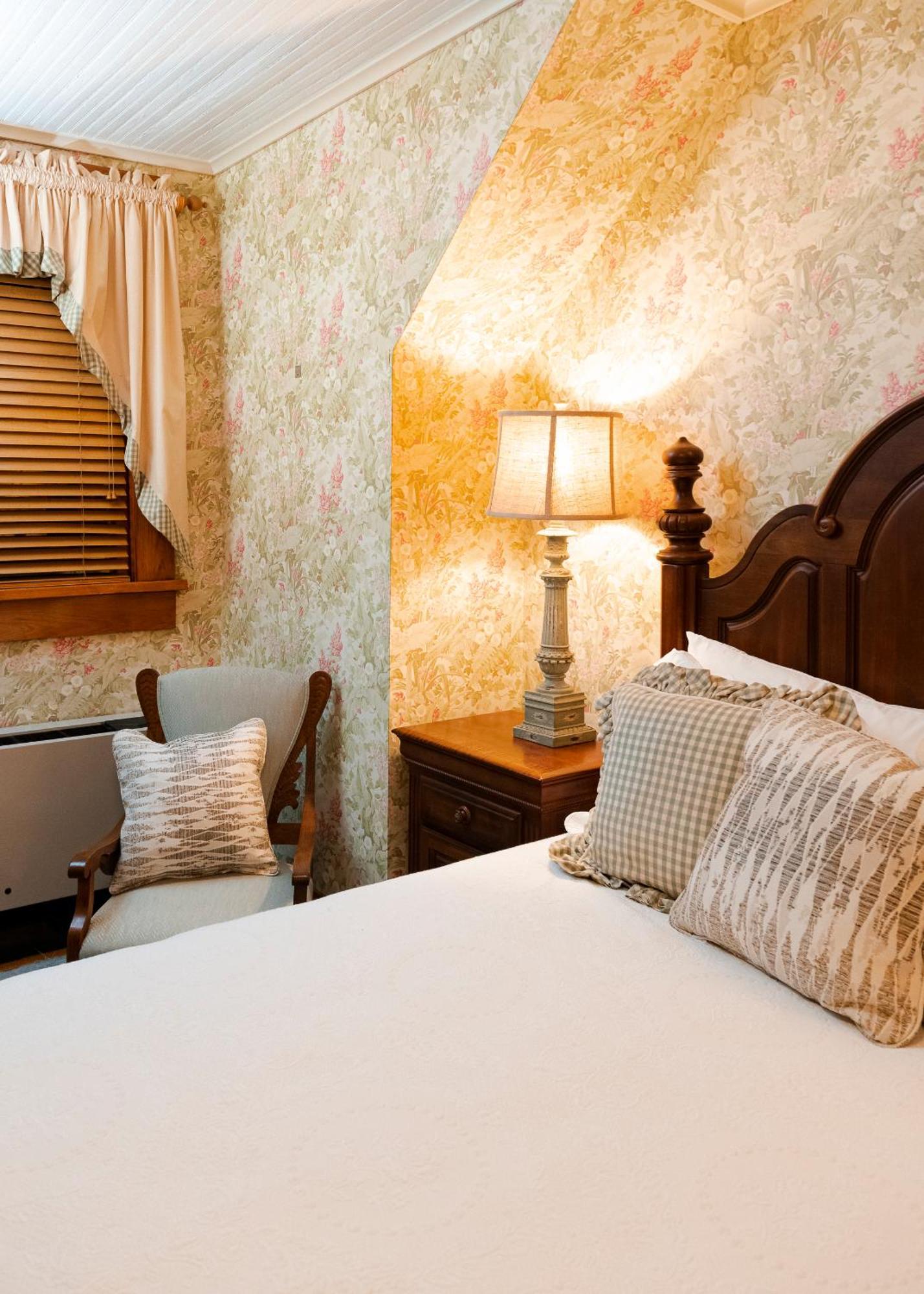 Captain Henderson House Hotel Arkadelphia Room photo