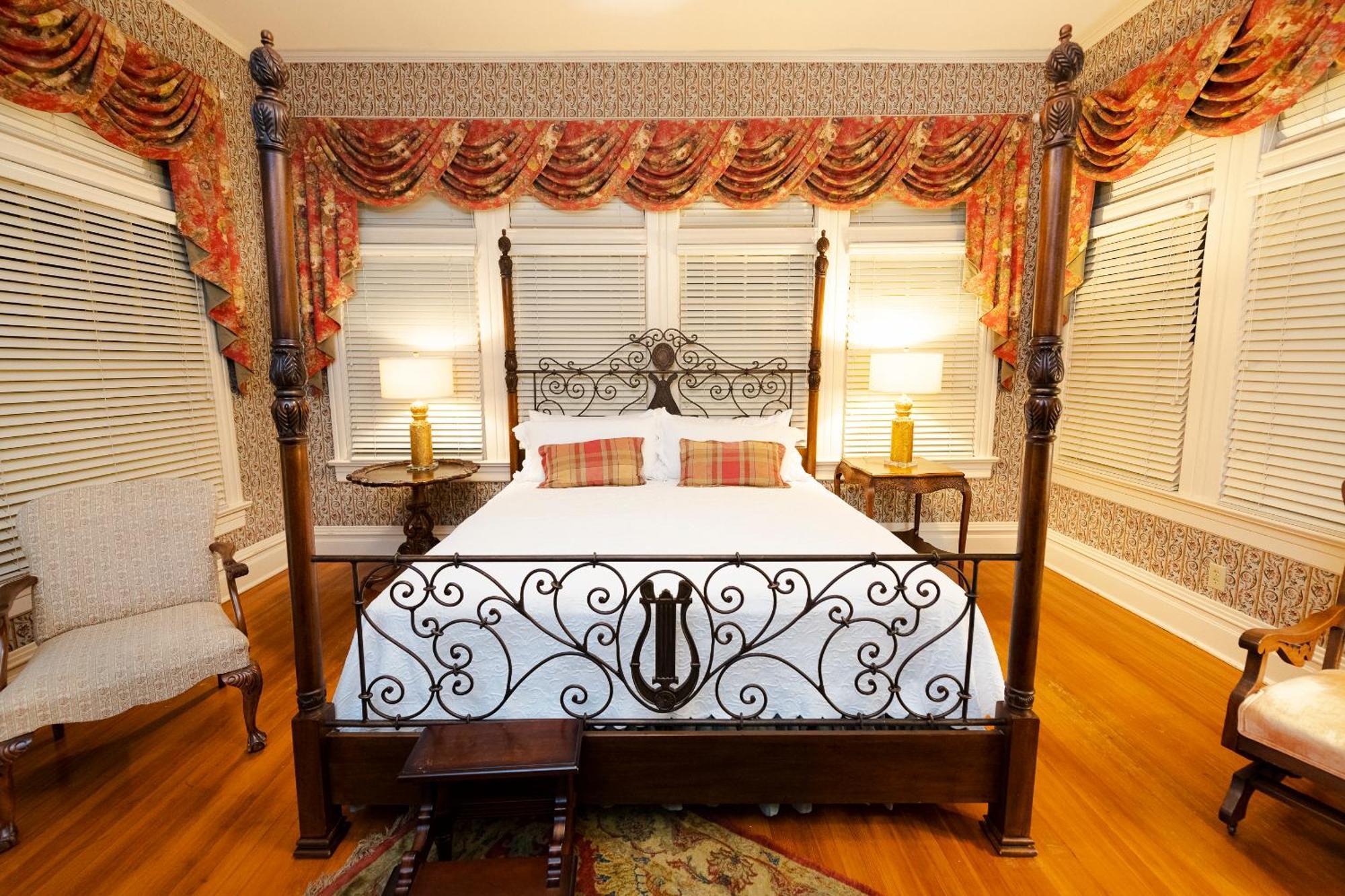 Captain Henderson House Hotel Arkadelphia Room photo